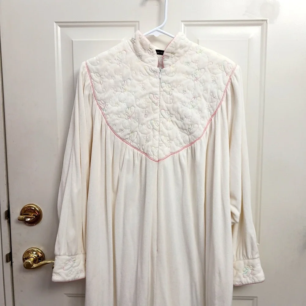Vintage‎ Saks Fifth Avenue Ivory Housecoat Size Medium Velour Quilted